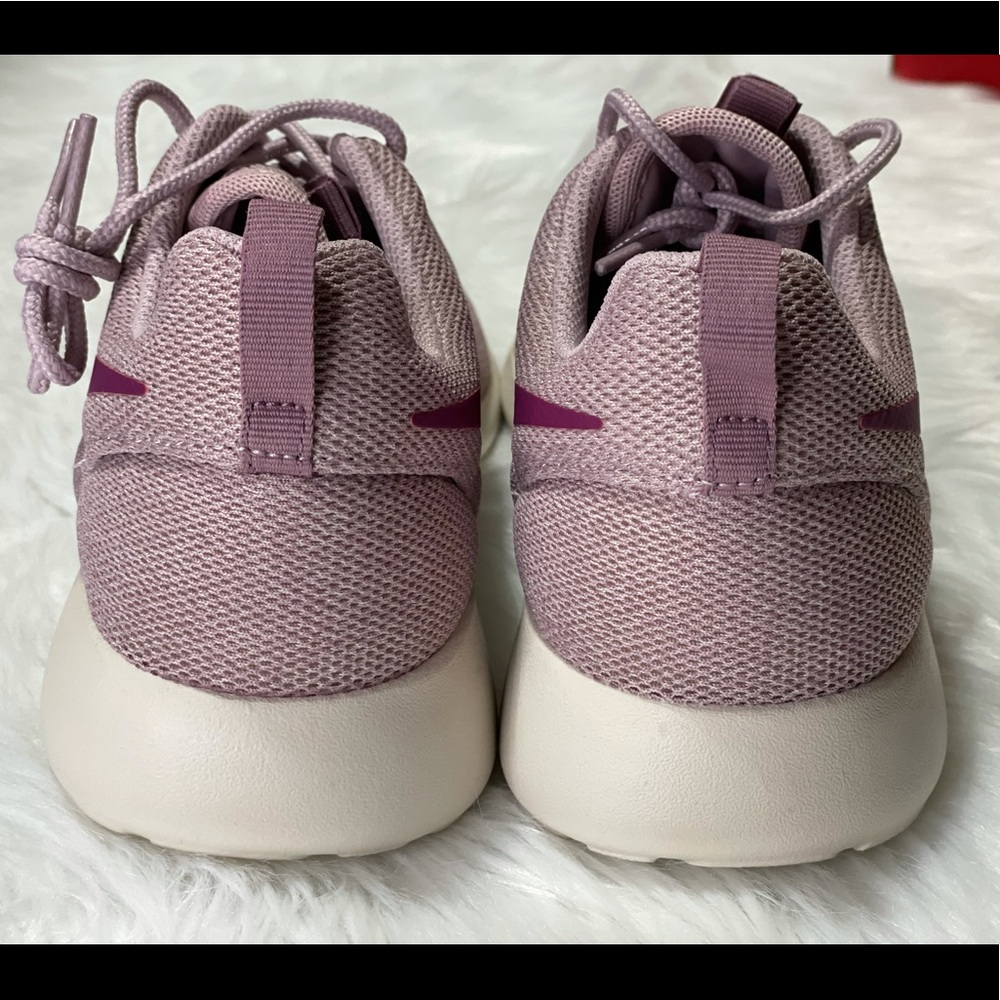 NEW NIKE Roshe one women sneakers - Picture 4 of 8